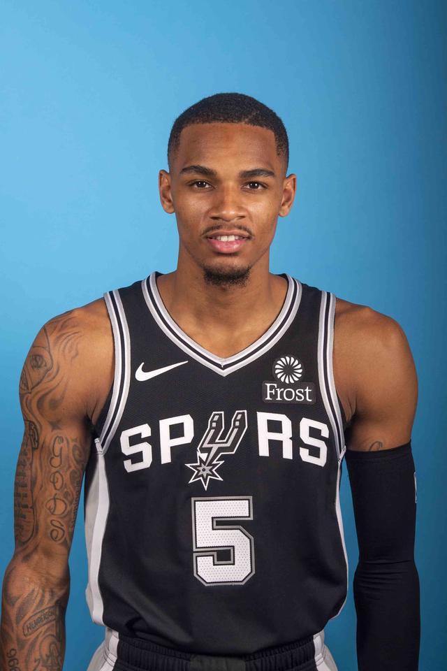 也让我们目 也让我们目